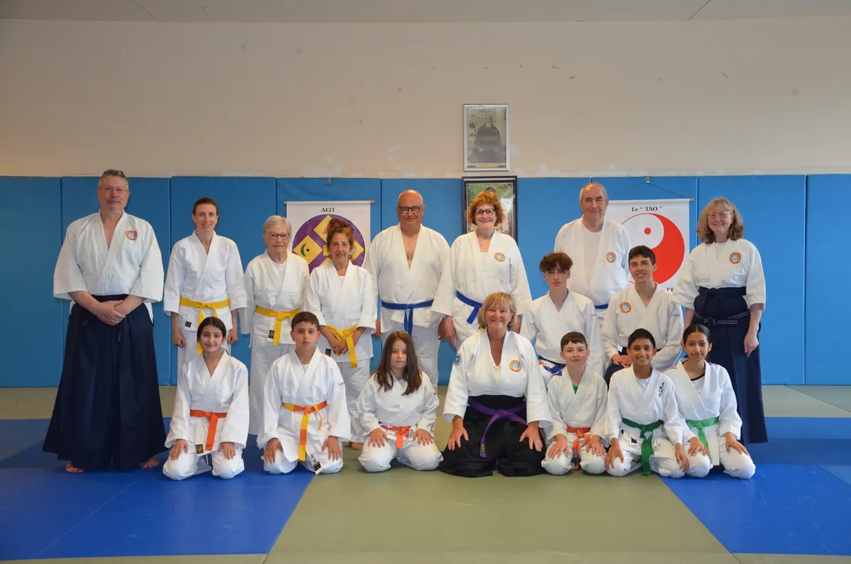 Photo de groupe du club lors d'une remise de grades enfants